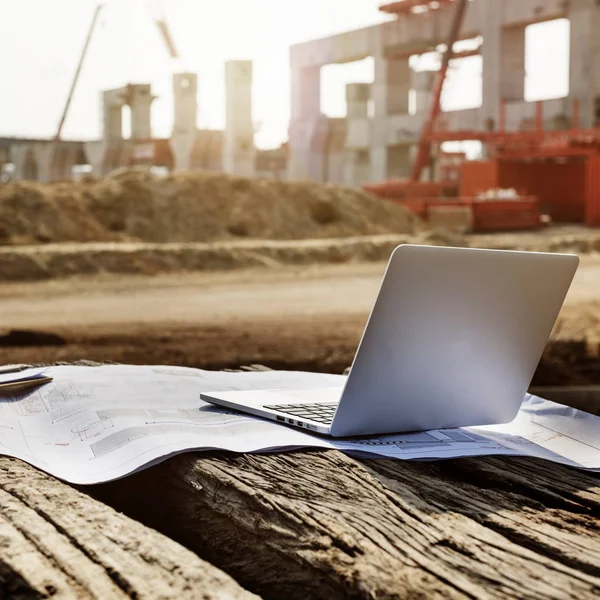 Laptop met blauwdruk Concept — Stockfoto