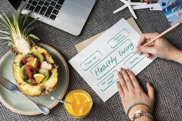 Vrouw wensen op briefkaart schrijven — Stockfoto