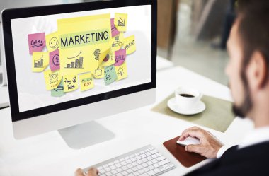 Ofiste çalışan bir iş adamı.