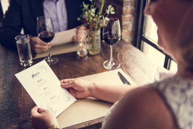 Romantik randevusu olan çift. 