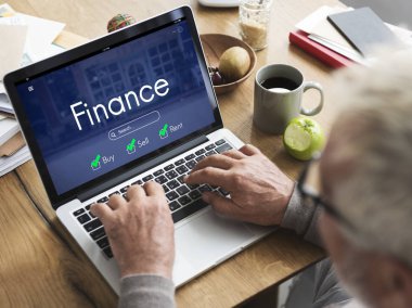 Dizüstü bilgisayar kullanan kıdemli adam.