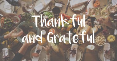 Tablo ile lezzetli yemekler servis