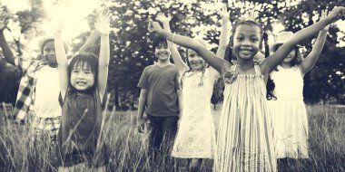 Çok etnik çocuklar açık havada oyun