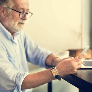 Akıllı telefon kullanan adam
