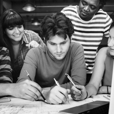 Kafede çalışan mimar öğrenciler