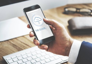 Akıllı telefon kullanan iş adamı