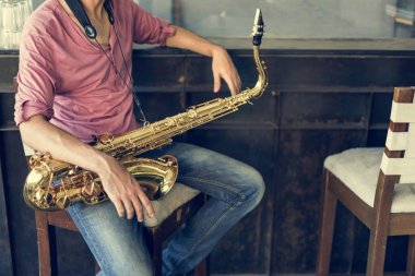 Saksafon tutan jazzman