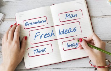 Günlüğe notlar yazan kadın