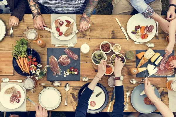 Gruppe von Menschen beim Essen — Stockfoto