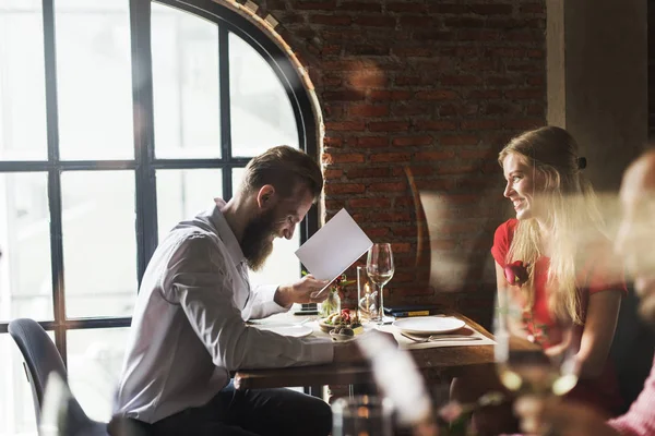 Koppel met romantisch afspraakje — Stockfoto