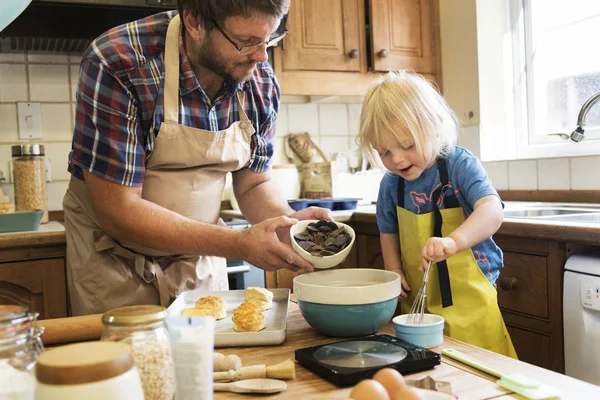 Far och son bakning tillsammans — Stockfoto