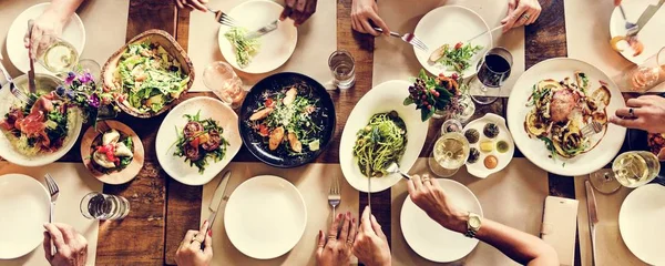 Les gens ensemble au dîner Concept — Photo
