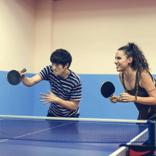 Vrienden spelen pingpong — Stockfoto