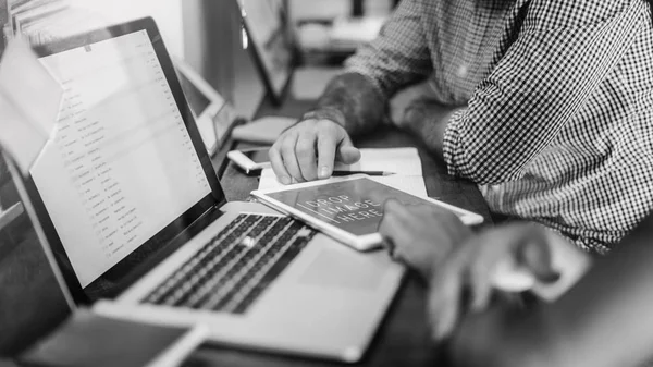 Mujer y hombre utilizando dispositivos digitales — Foto de Stock