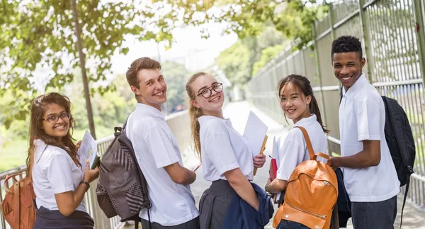 Diversos Estudantes em uniforme escolar — Fotografia de Stock