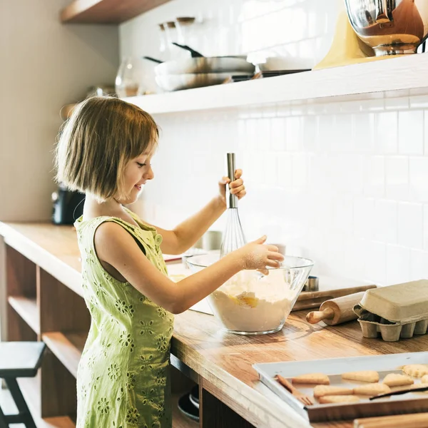 Meisje maken van deeg voor zelfgemaakte cookies — Stockfoto