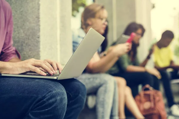 Jovens Estudantes estudando ao ar livre — Fotografia de Stock