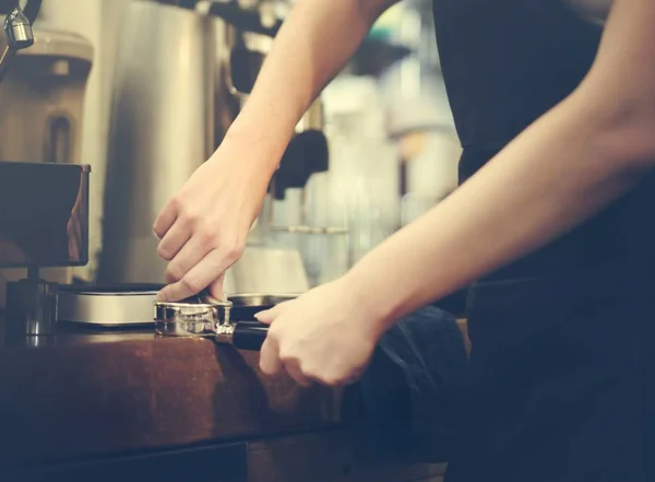 Barista preparando café —  Fotos de Stock