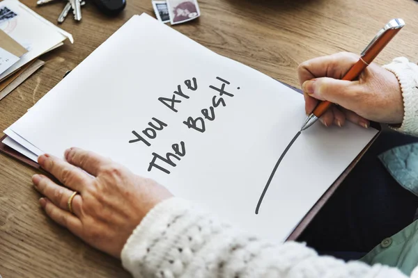 Vrouw schrijven op papier — Stockfoto