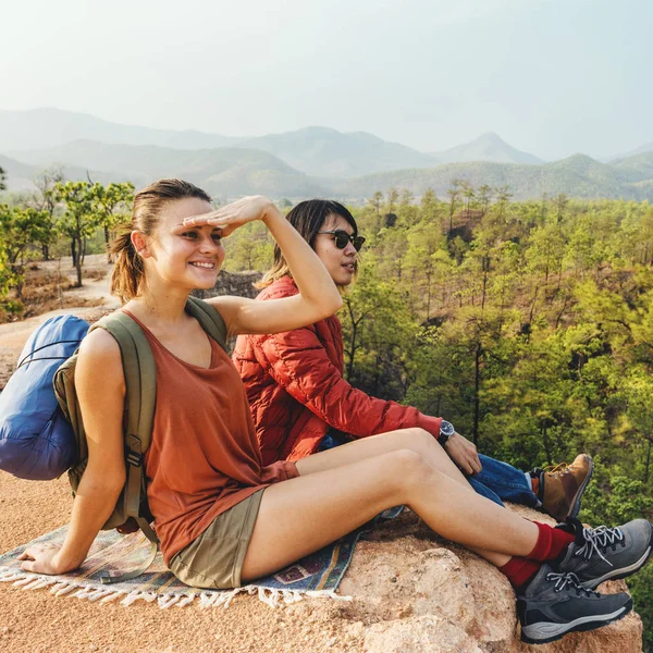 Coppia felice di viaggiatori — Foto Stock