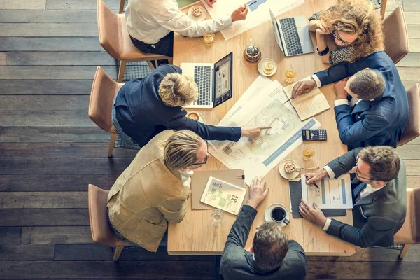 Personer på den mötet brainstormingen — Stockfoto