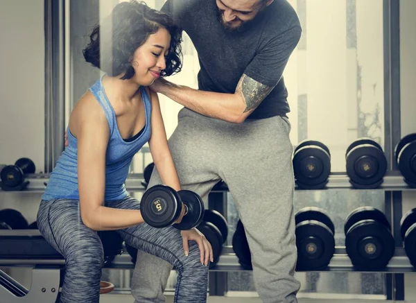 Paar opleiding in de sportschool — Stockfoto