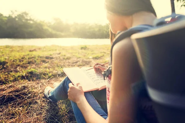 旅行者の女の子書くノート — ストック写真