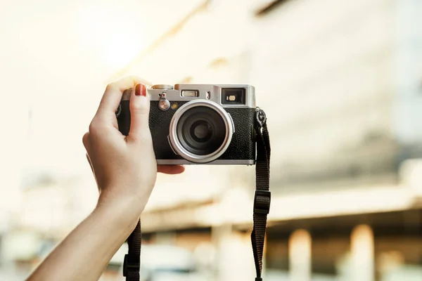 Mão segurando câmera — Fotografia de Stock