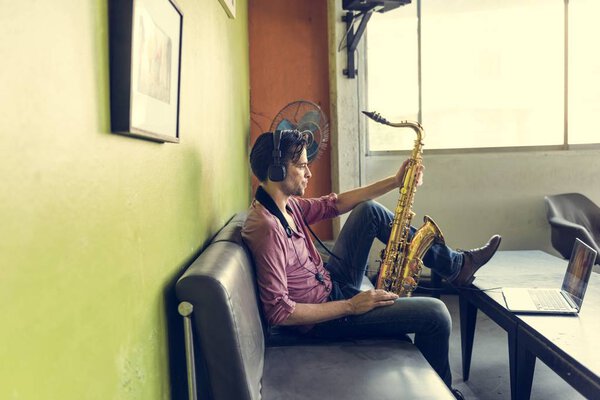 Guapo jazzman sosteniendo saxofón — Foto de Stock