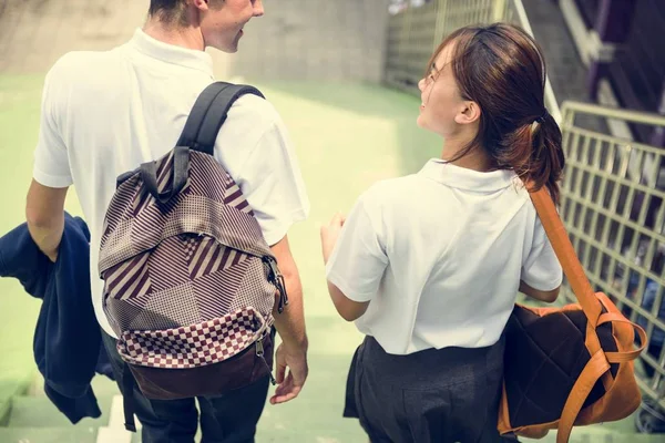 Studenti in uniforme camminano insieme — Foto Stock
