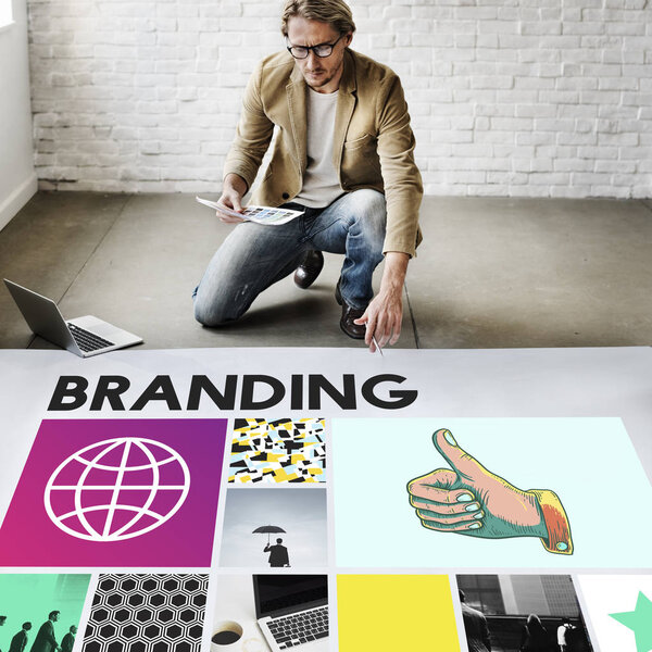 Бизнесмен работает рядом с плакатом
