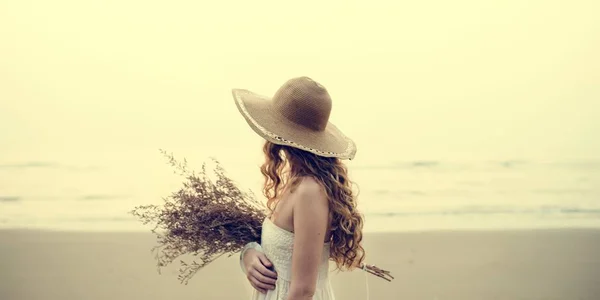 Mulher bonita com flores secas — Fotografia de Stock