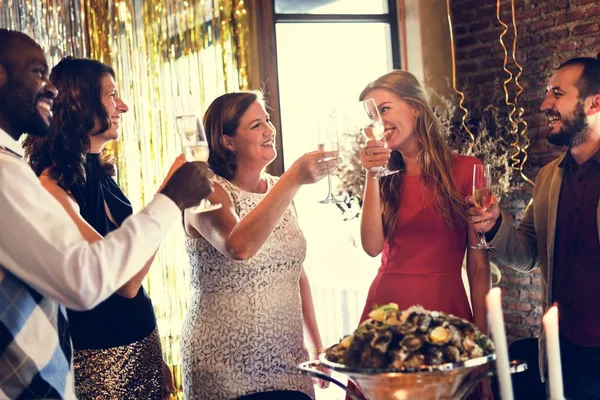 Gente juntos celebrando — Foto de Stock