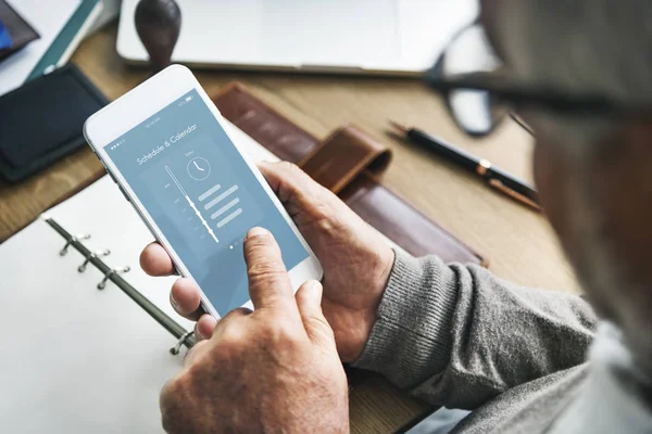 Homem sênior usando celular — Fotografia de Stock