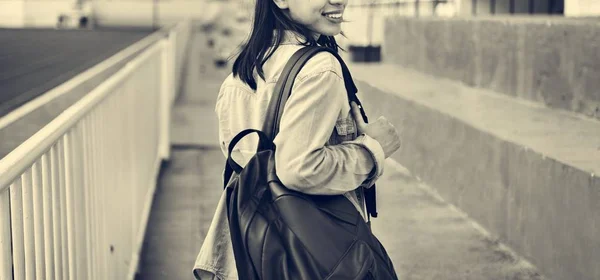 Joven asiático mujer al aire libre — Foto de Stock
