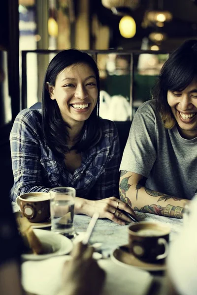 Persone che bevono caffè — Foto Stock