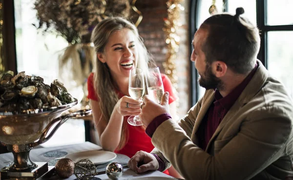 Pareja teniendo una cita romántica — Foto de Stock