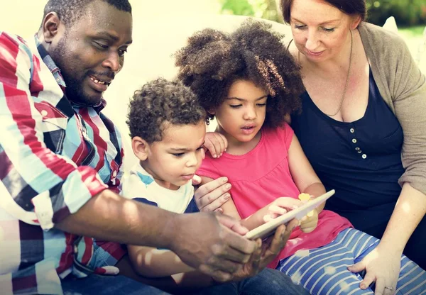 Familia usando tableta digital juntos — Foto de Stock
