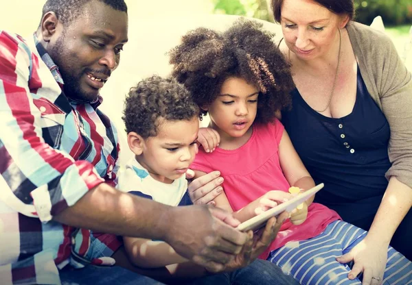 Familj som använder digital surfplatta tillsammans — Stockfoto