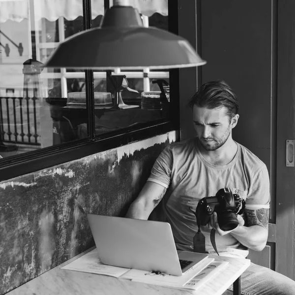 Mann mit Kamera sitzt in Straßencafé — Stockfoto