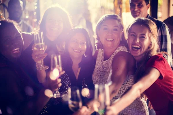 Gente juntos celebrando — Foto de Stock