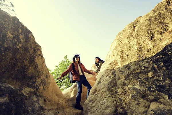 Pareja joven en el bosque —  Fotos de Stock