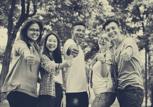 Junge Studenten mit erhobenem Daumen — Stockfoto