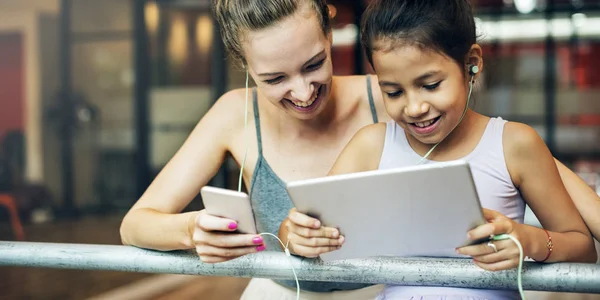 Ballerinen mit digitalem Tablet — Stockfoto