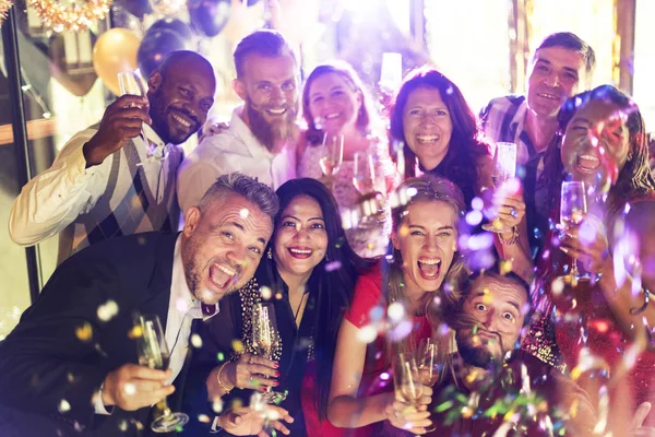 Personer tillsammans firar — Stockfoto