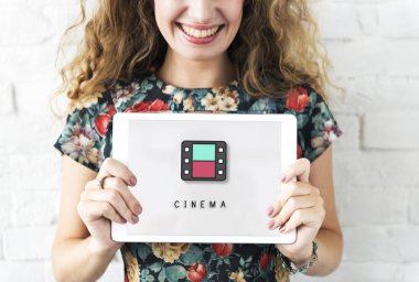 kadın holding tablet
