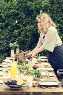 Akşam yemeği için tablo hazırlama kadın
