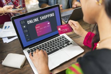 tipik dizüstü klavye üzerinde insanlar