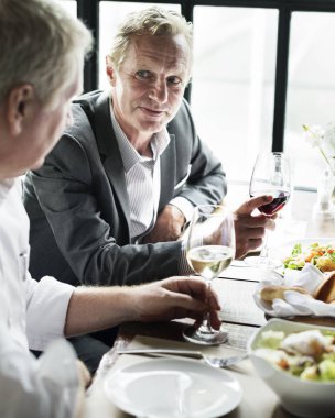 İş insanlar yemek ve içme