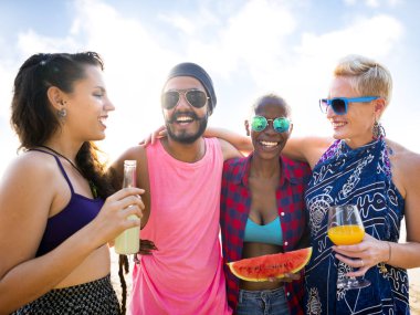 neşeli arkadaşları dışarı asılı 